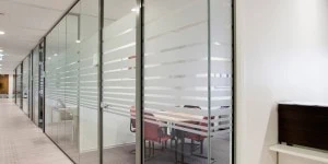 Glaswand met glasdeuren 2