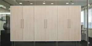 Glaswand met kast bij Magna Tyres