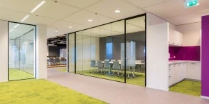 Glaswanden kantoor vergaderruimte