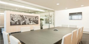 Glazen kantoorwanden vergaderruimte inclusief kast