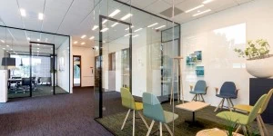 Glazen systeemwand