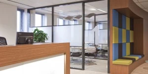 Glazen systeemwand monobloc