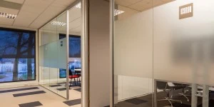 Glazen systeemwanden kantoor