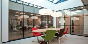 Glazen systeemwanden monobloc