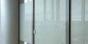 Glazen wand met logo Deterink