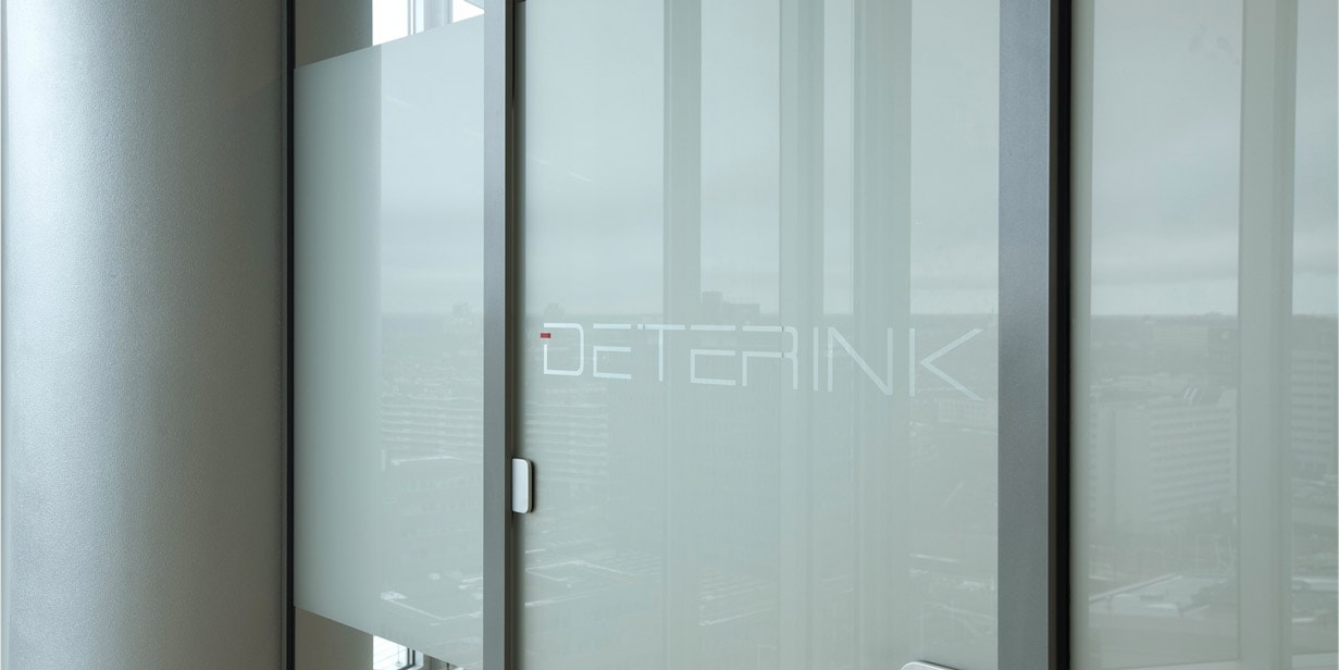 Glazen wand met logo Deterink