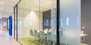 Glazen wand vergaderruimte