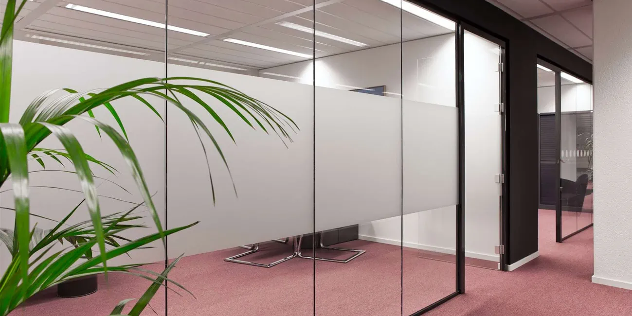 Slimline glazen systeemwand