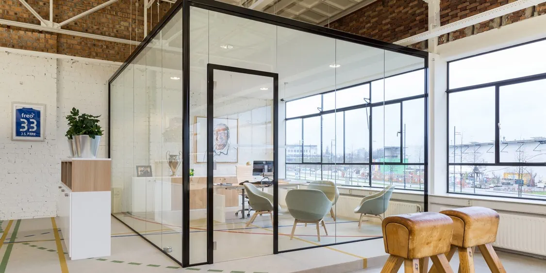 Vrijstaande glazen wanden