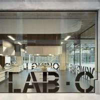 Hoge glazen wanden met sparing Co-Creation Lab