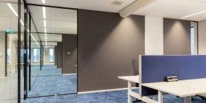 Afscheiding werkplekken glaswanden en metalstud wanden
