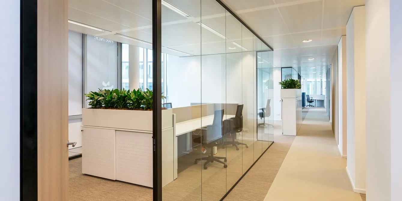 Glazen wand met dichte deur Swatch Group