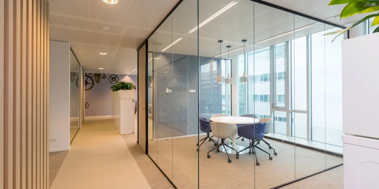 Spreekkamer met volglas wanden Verbeek en Rinzema Interieurs