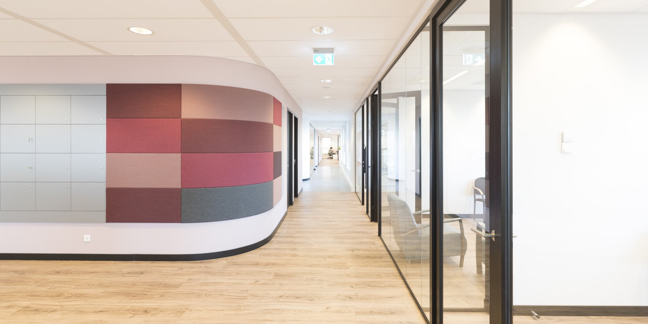 Glazen wanden en scheidingswanden met ronde hoek