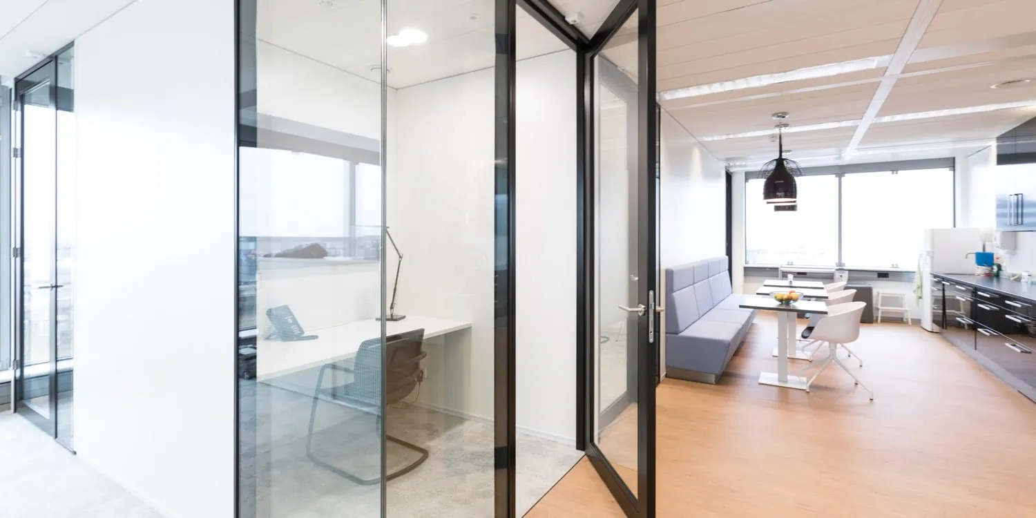 Clearview glaswand met aluminium kaderdeur