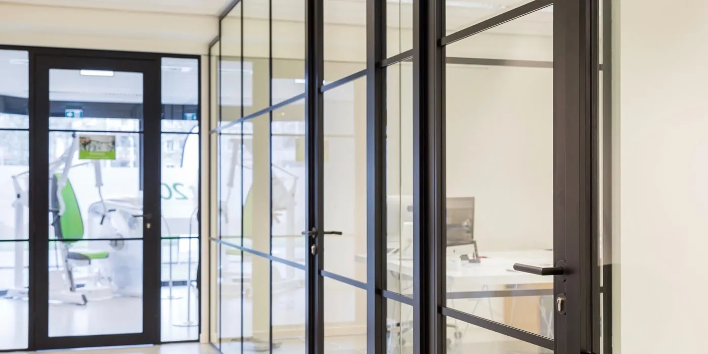 Retro look glaswand met kaderdeur Bogert Eindhoven