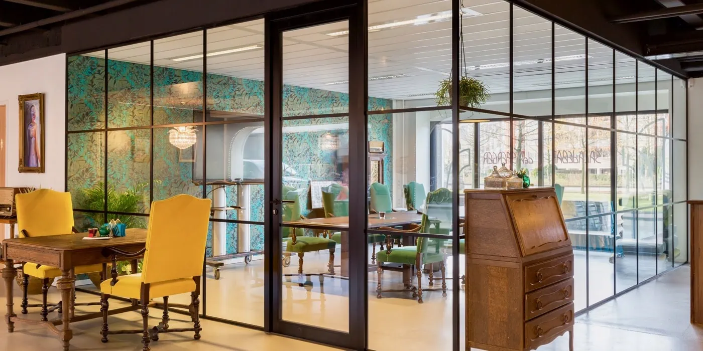 Retro look glaswand met zwarte profielen Bogert