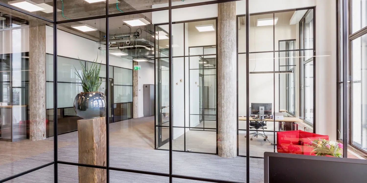 Retro look glaswanden met zwarte belijning