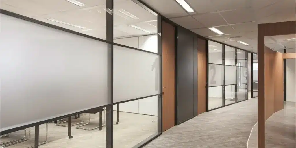 Kantoor met glazen wanden en vergaderruimtes voor modern design.