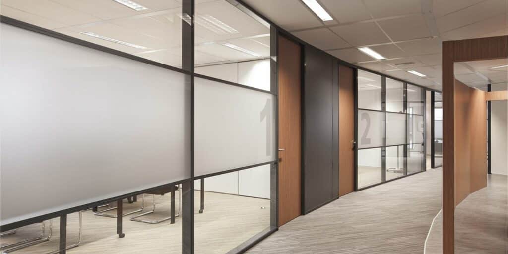 Glazen kantoorwanden met vergaderruimte, heldere lijnen en functioneel design.