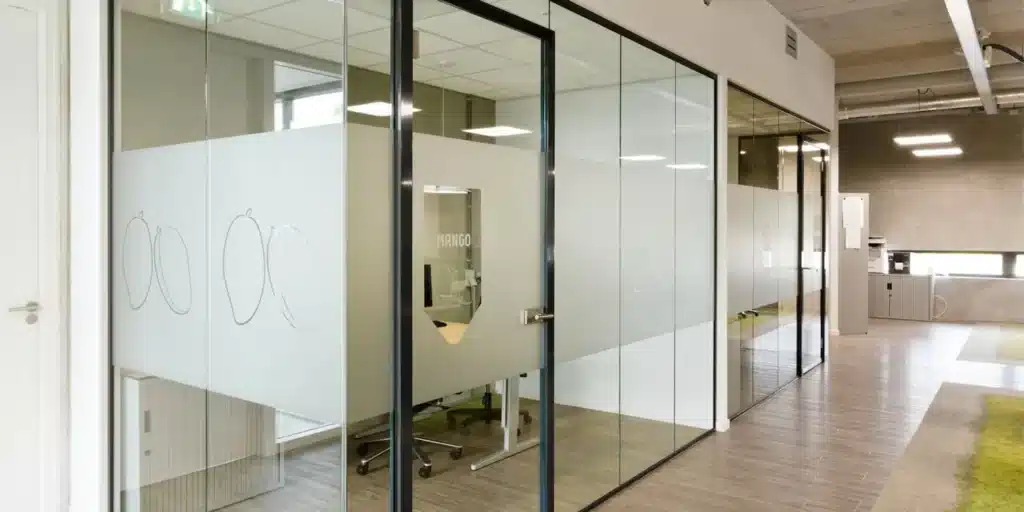 Glazen kantoorruimtes met mango logo en matglas decoratie.