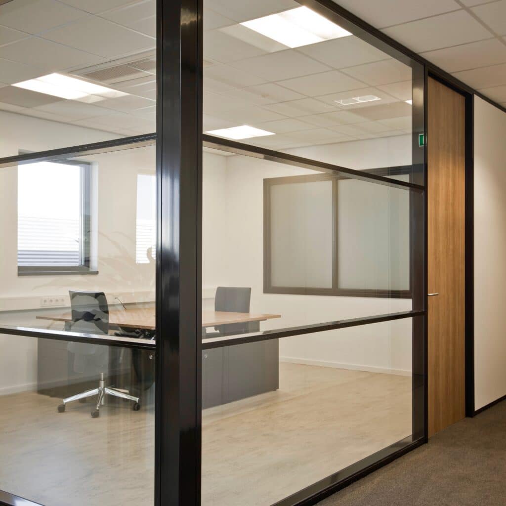 Moderne vergaderruimte achter een glazen wand in een kantoor.