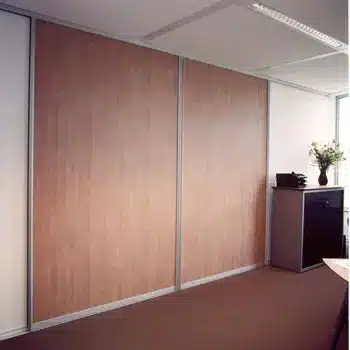 Houten scheidingswand in een kantoorruimte. Ruimte-indeling.