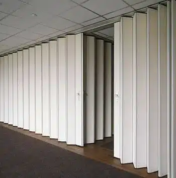 Openstaande witte vouwwand in een kantooromgeving.