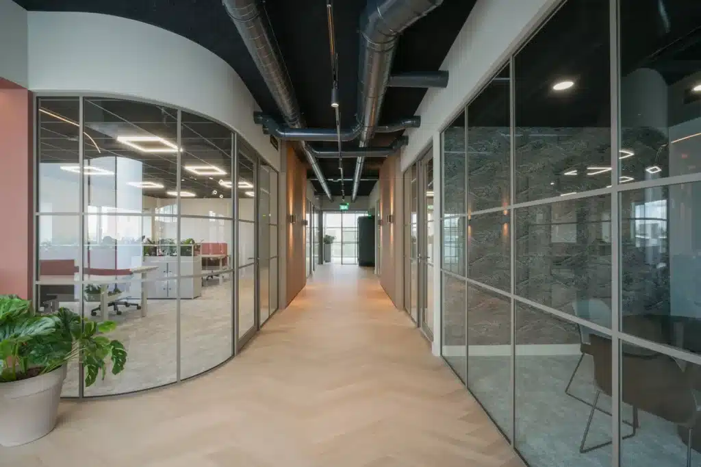 Kantoorgang met Retro-look glaswanden aan weerszijden bij Level-Up Office Spaces in Veghel